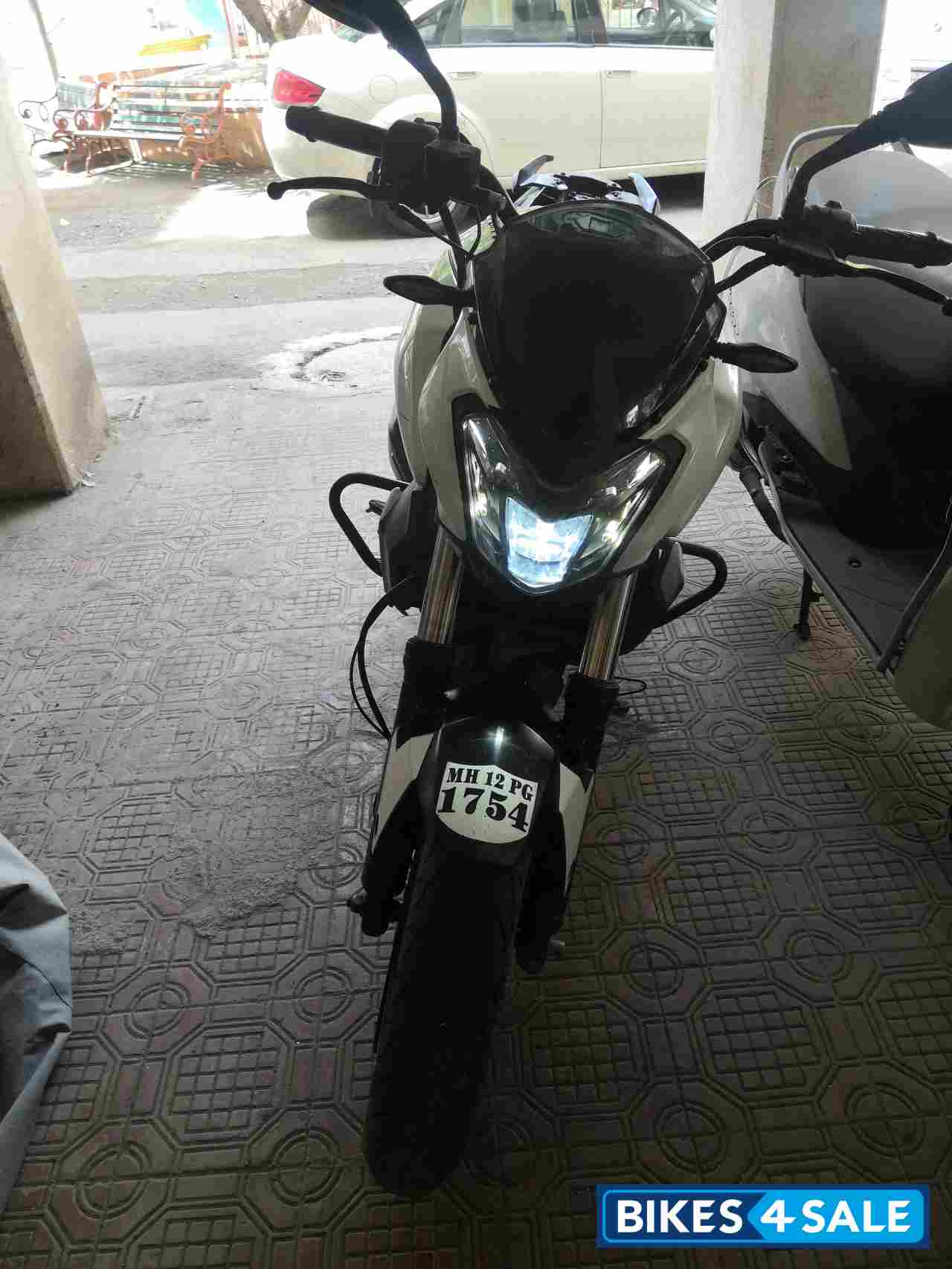 White Bajaj Dominar 400 Disc White Bajaj Dominar 400 Disc