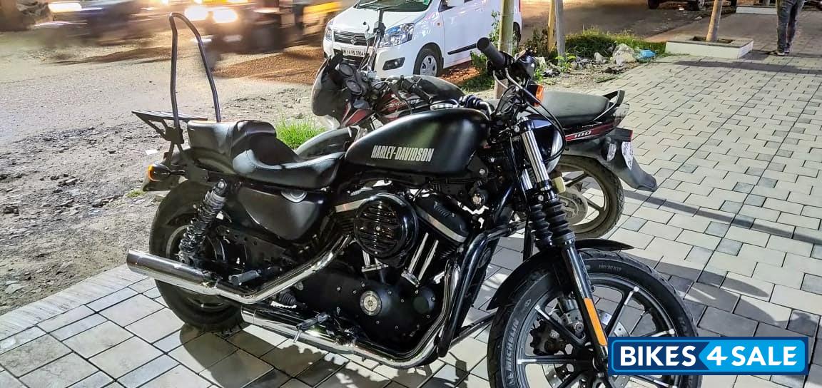 Black Harley Davidson Iron 883