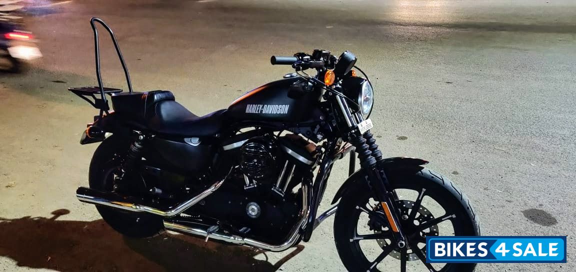 Black Harley Davidson Iron 883