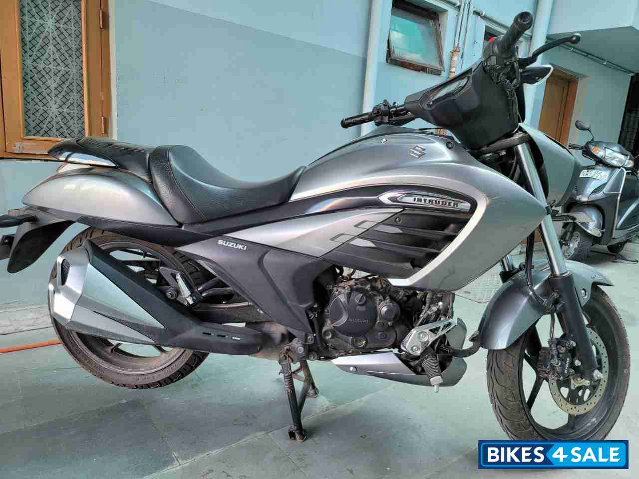Grey Suzuki Intruder 150