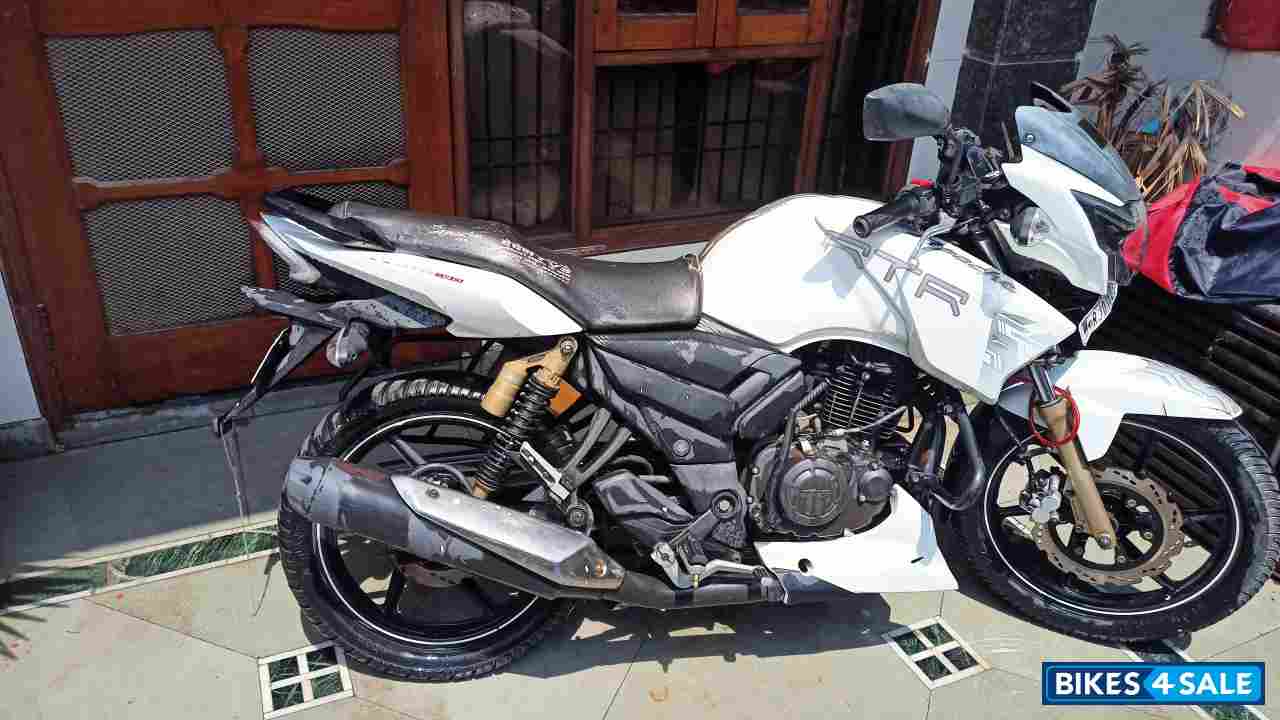White TVS Apache RTR 180