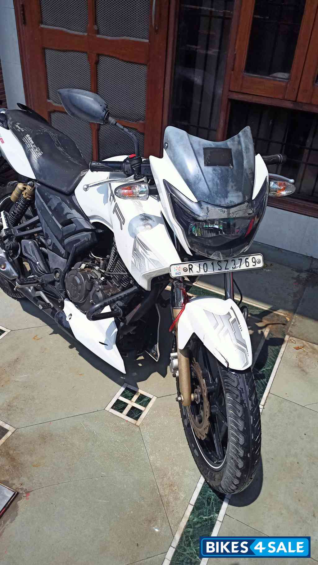 White TVS Apache RTR 180