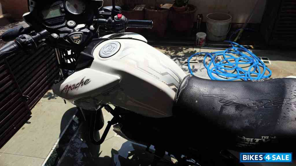 White TVS Apache RTR 180