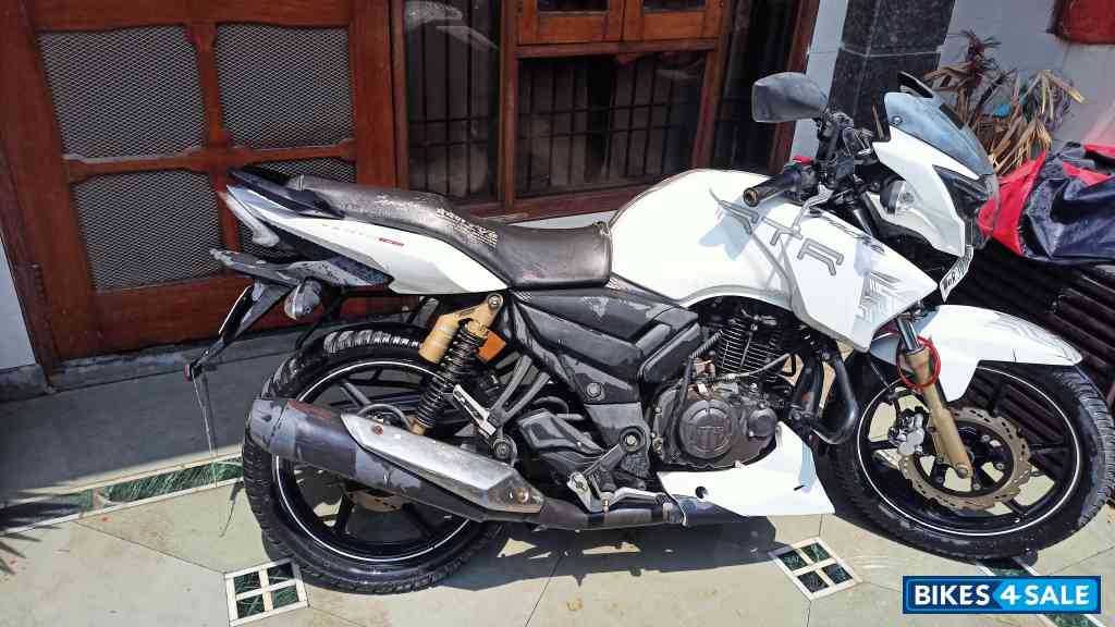 White TVS Apache RTR 180