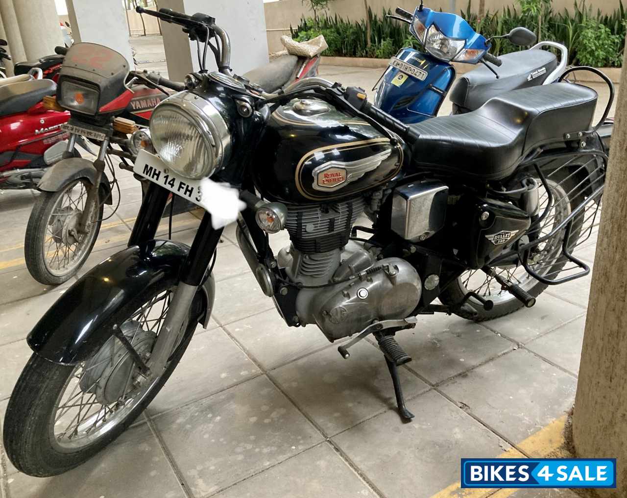 Black Royal Enfield Bullet Standard 350