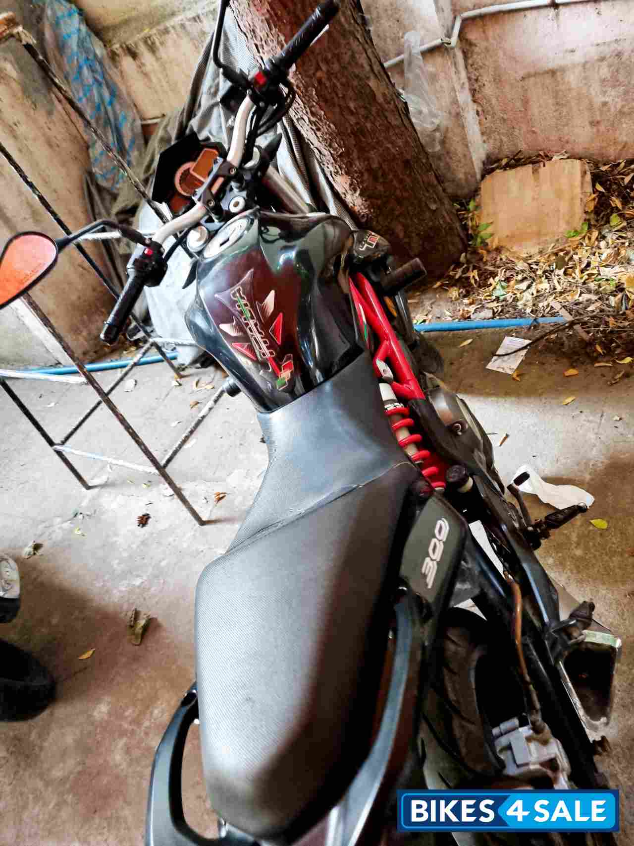 Black Benelli TNT 300