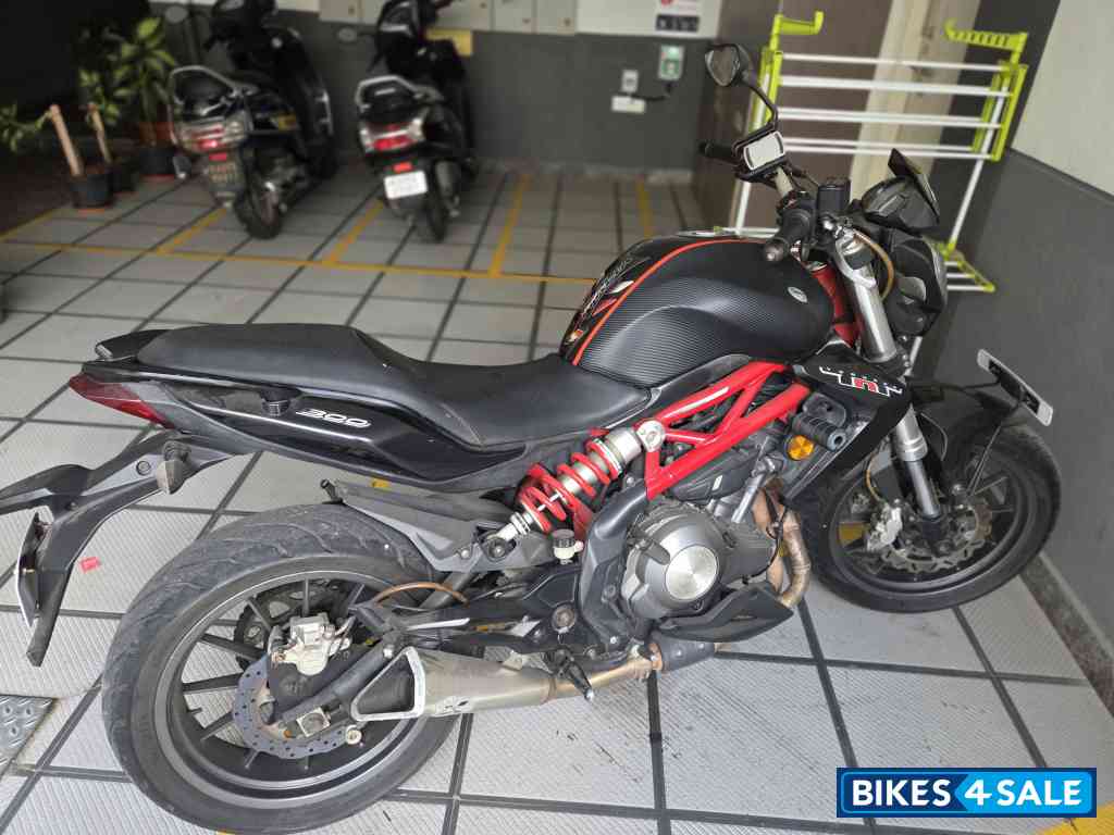 Black Benelli TNT 300 Black Benelli TNT 300