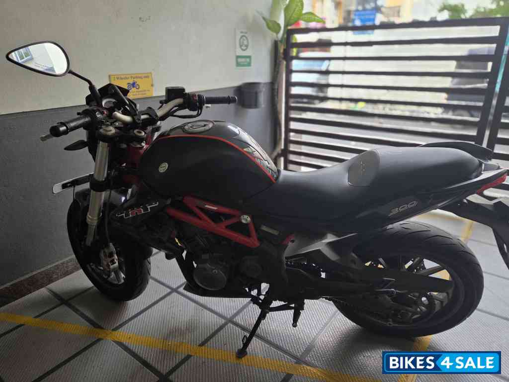 Black Benelli TNT 300 Black Benelli TNT 300