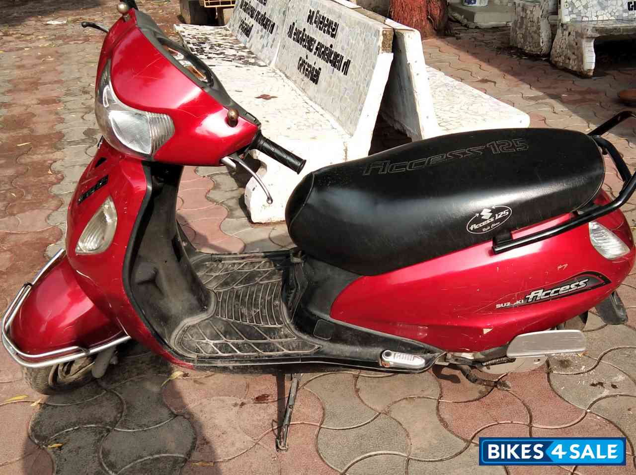 Red Suzuki Access 125