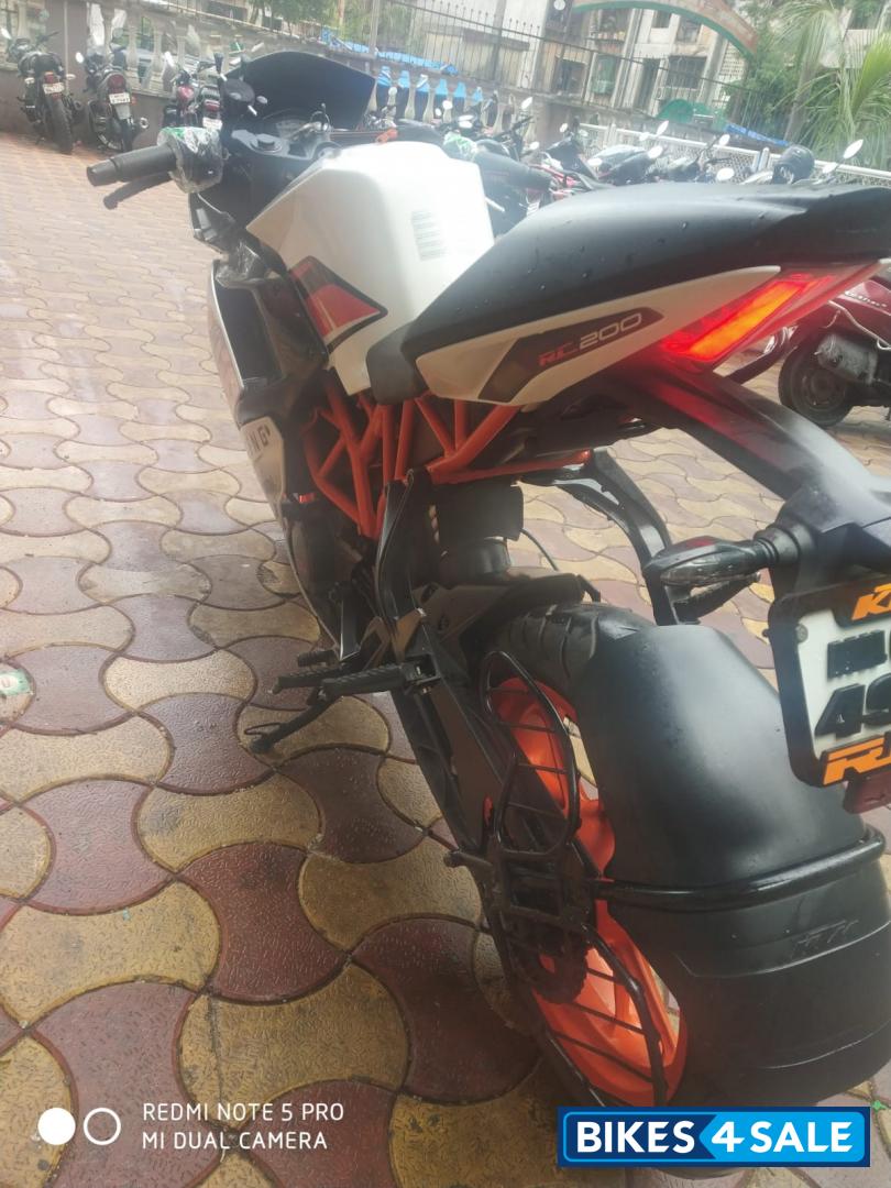 White KTM RC 200