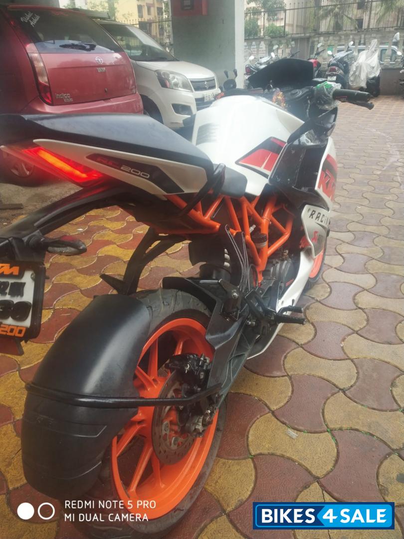 White KTM RC 200