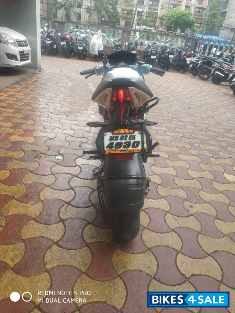 White KTM RC 200