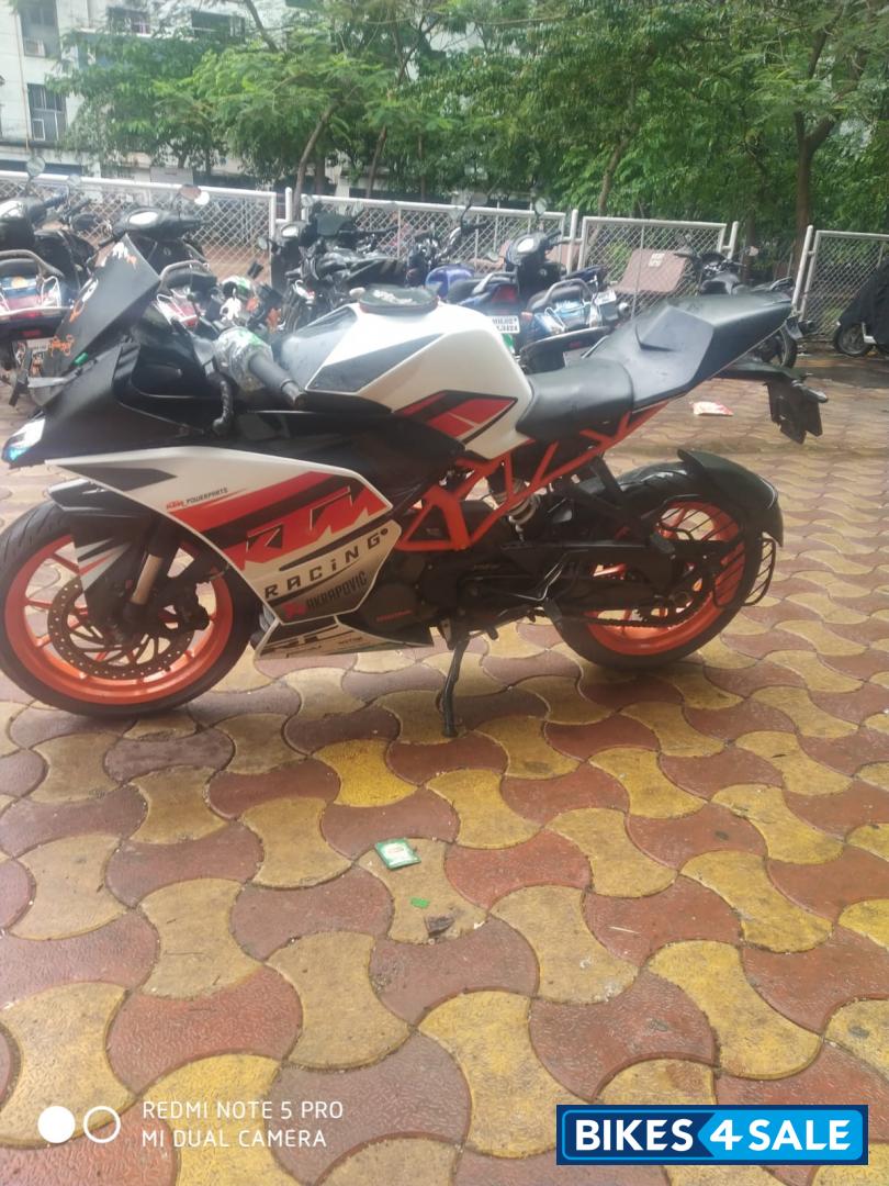 White KTM RC 200