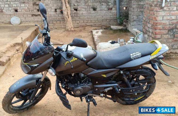 Gray Bajaj Pulsar 150 NS
