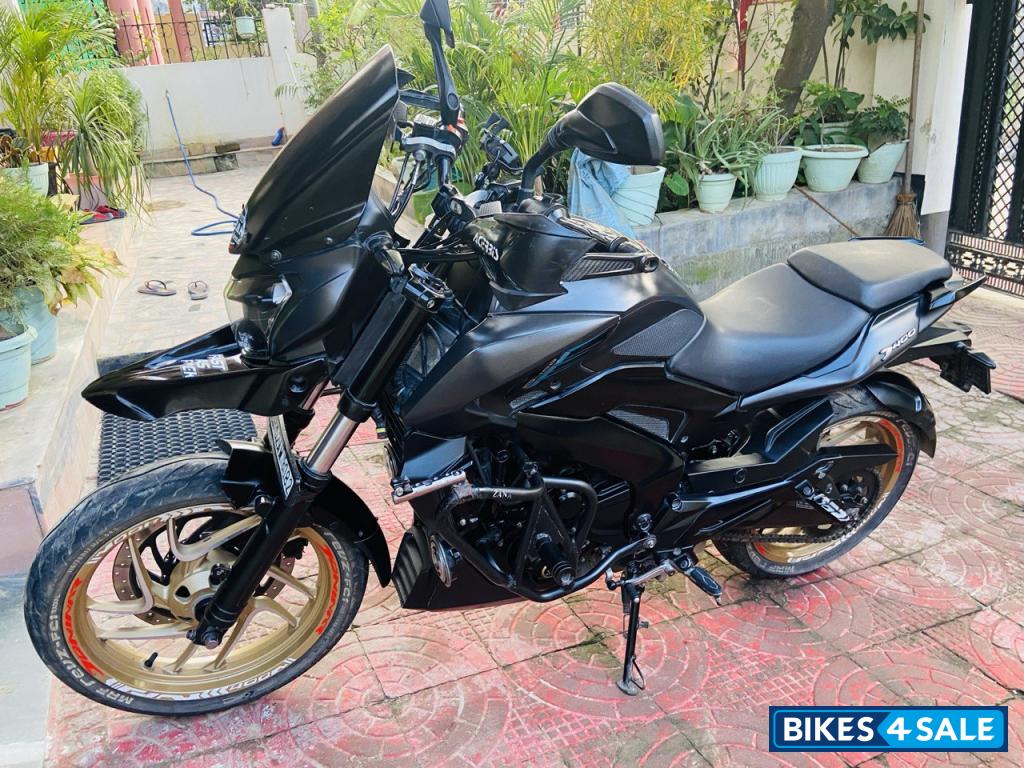 Matte Black Bajaj Dominar 400 Disc