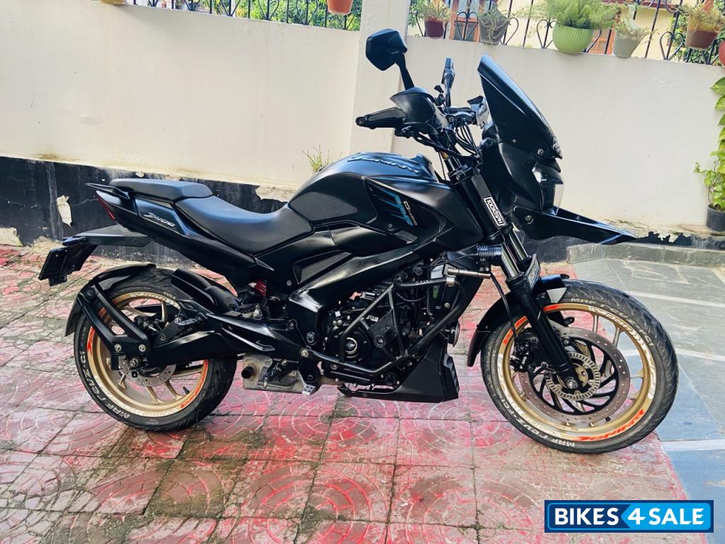 Matte Black Bajaj Dominar 400 Disc