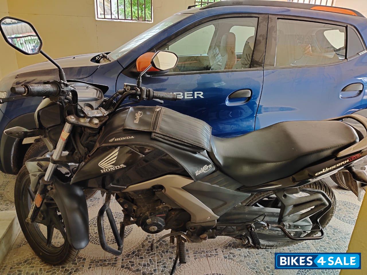 Black Honda CB Unicorn 160