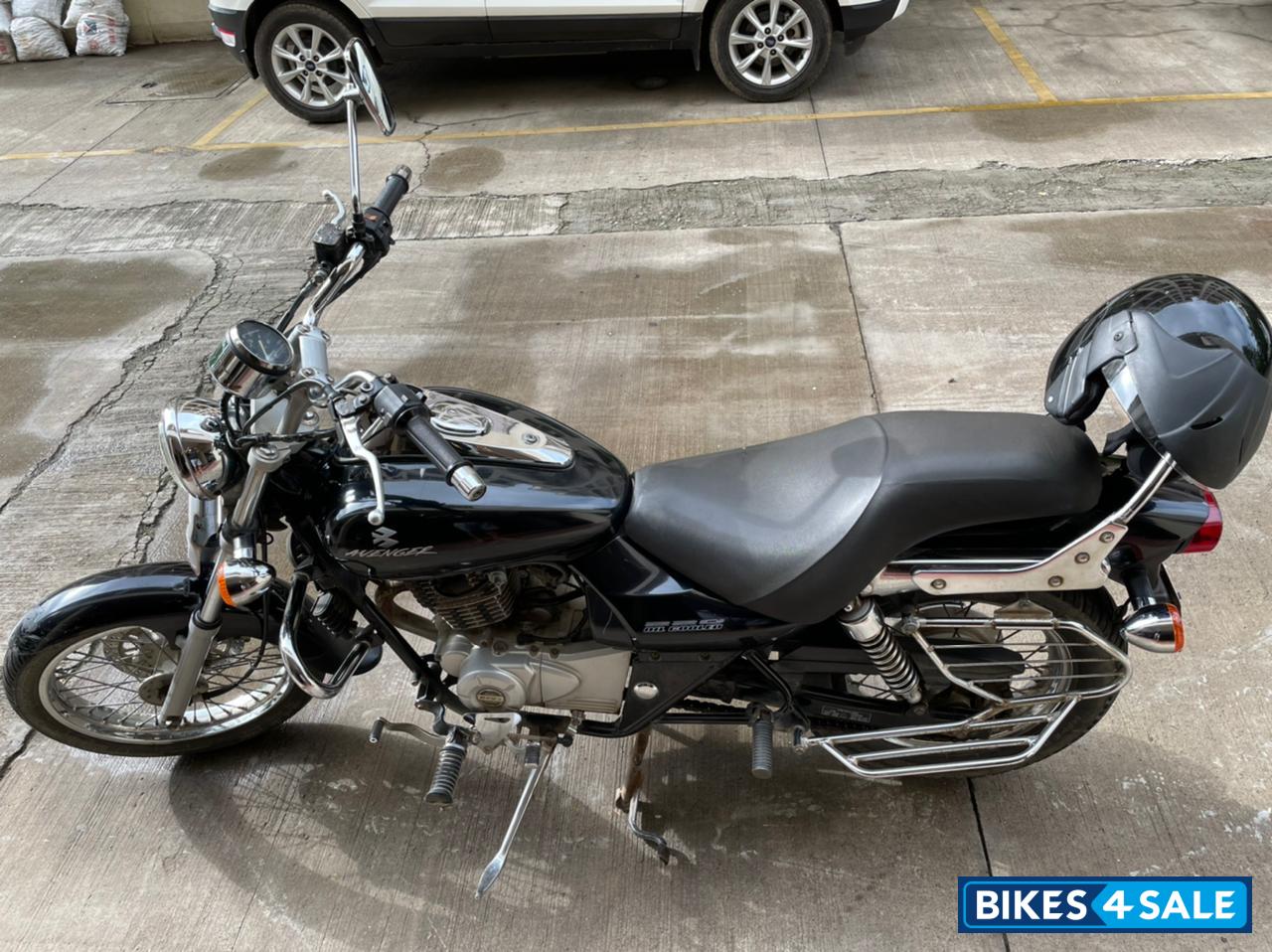 Black Bajaj Avenger 220 DTS-i