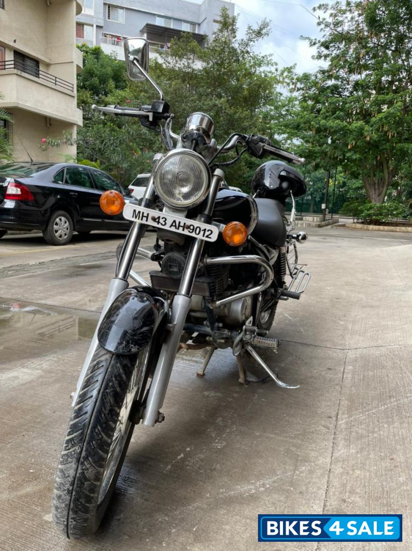 Black Bajaj Avenger 220 DTS-i