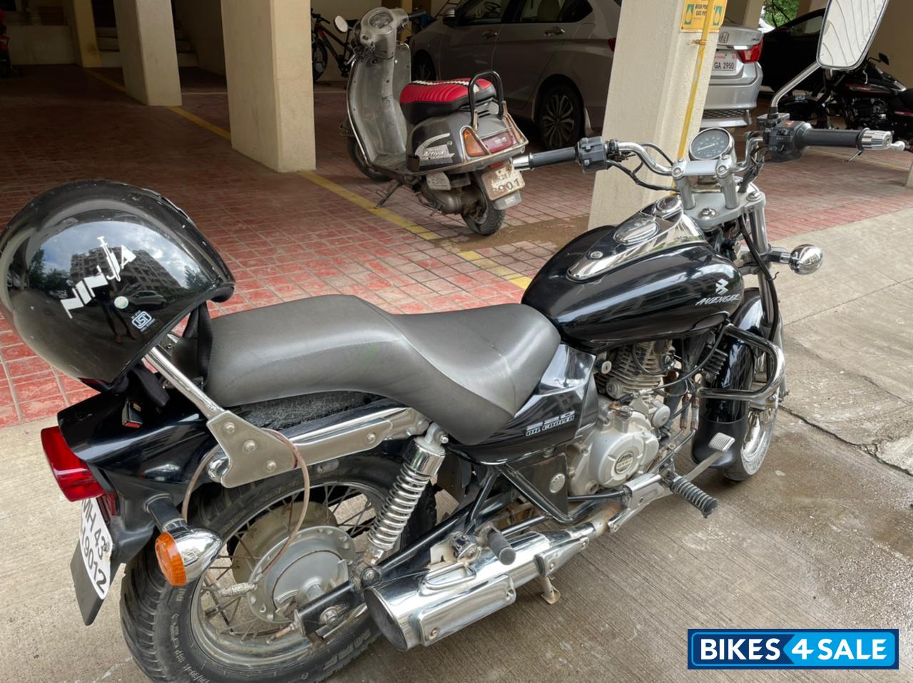 Black Bajaj Avenger 220 DTS-i
