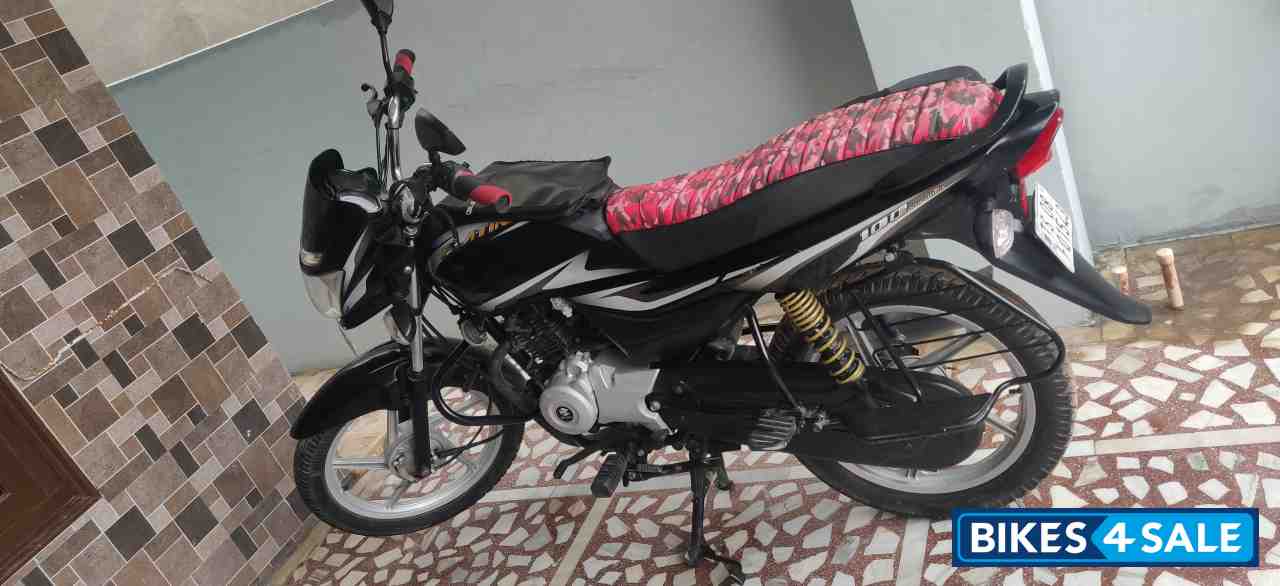 Black Bajaj Platina 100 ES