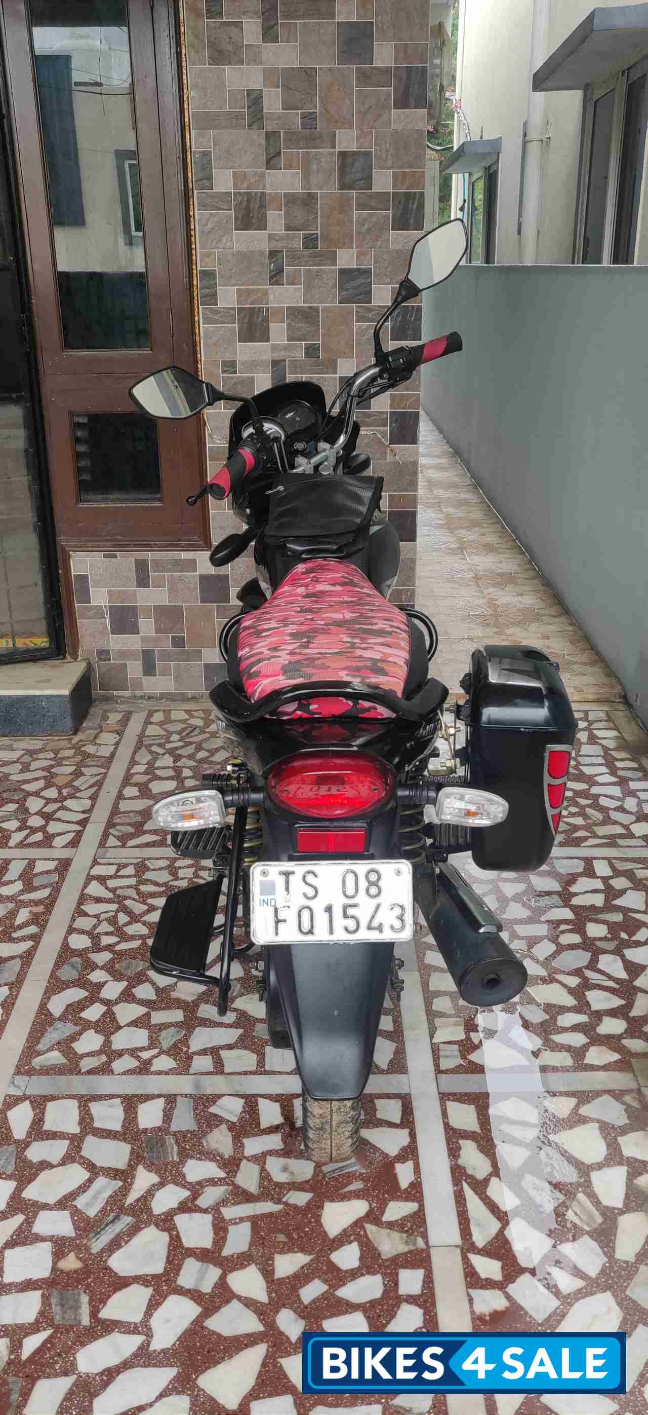 Black Bajaj Platina 100 ES