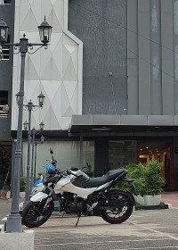 White Hero Xtreme 160R BS6