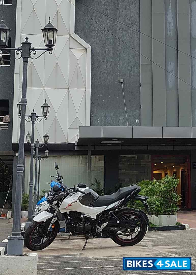 White Hero Xtreme 160R BS6