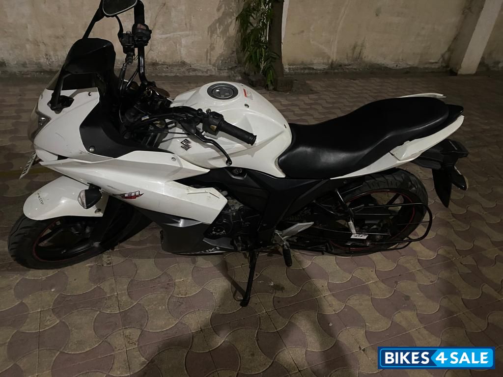 White Suzuki Gixxer SF