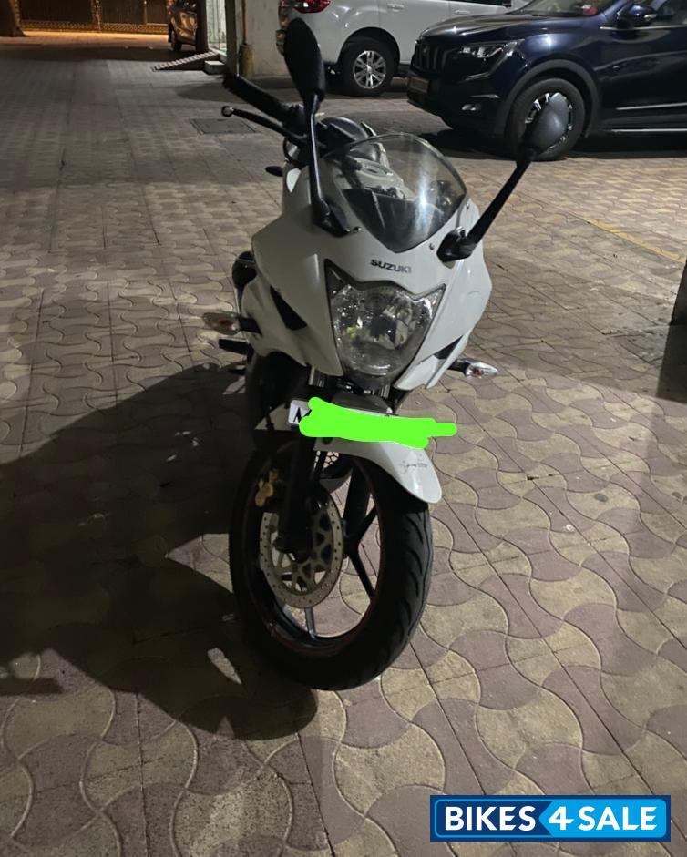 White Suzuki Gixxer SF