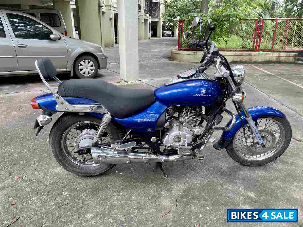 Blue Bajaj Avenger 220 DTS-i