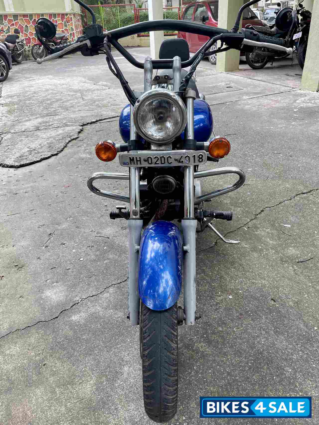 Blue Bajaj Avenger 220 DTS-i Blue Bajaj Avenger 220 DTS-i