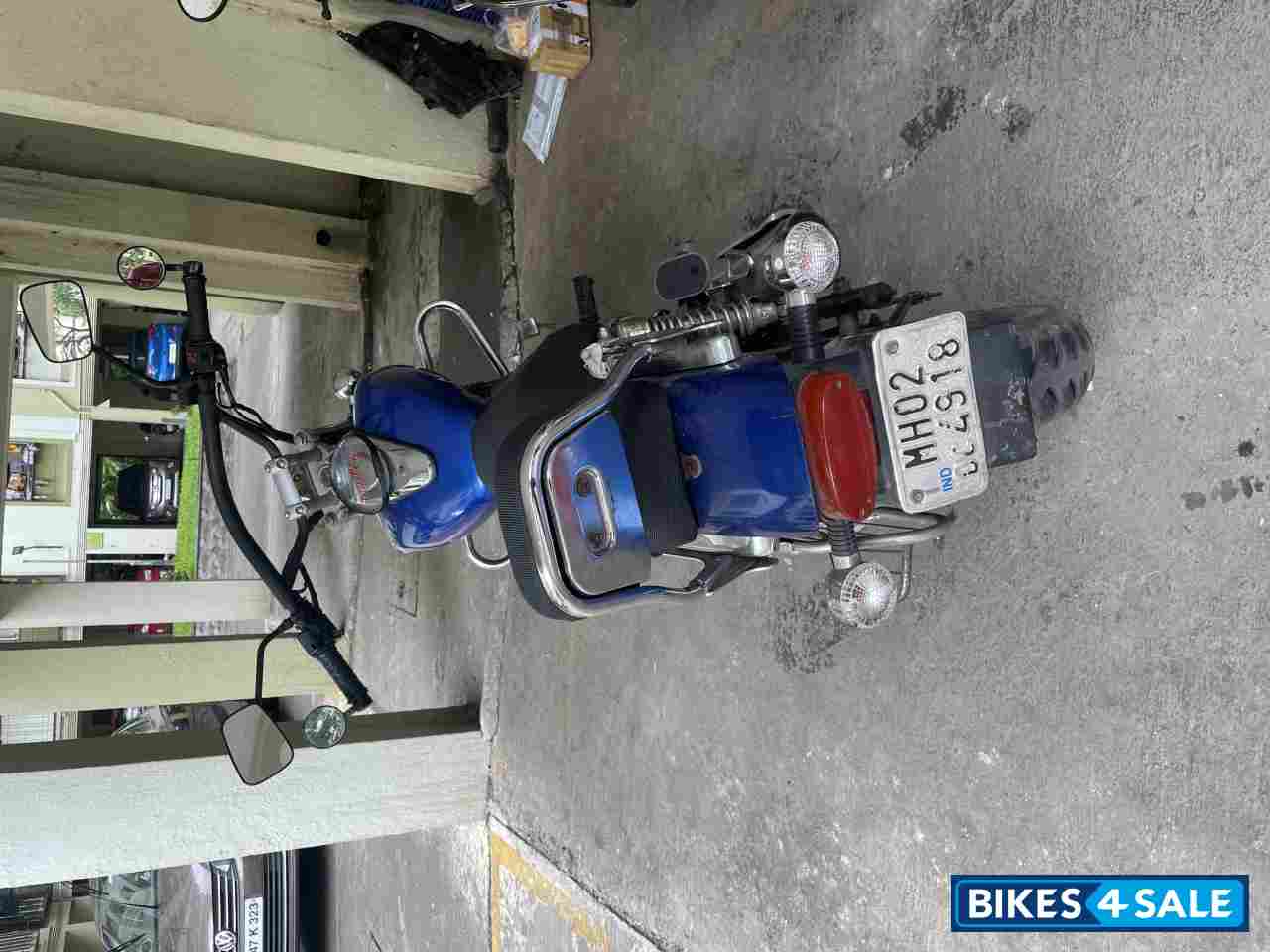 Blue Bajaj Avenger 220 DTS-i Blue Bajaj Avenger 220 DTS-i
