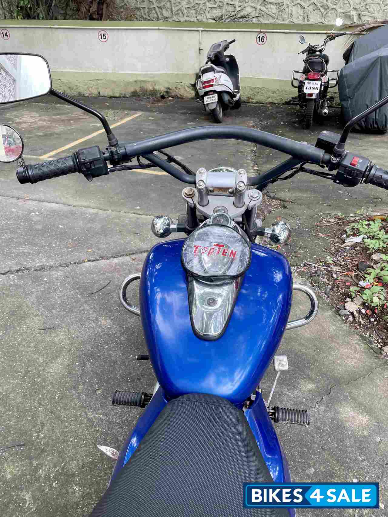 Blue Bajaj Avenger 220 DTS-i Blue Bajaj Avenger 220 DTS-i