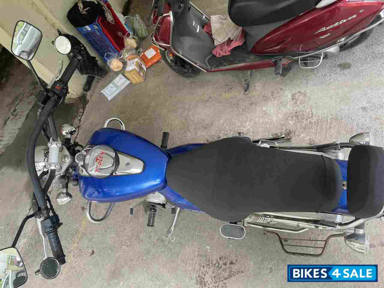 Blue Bajaj Avenger 220 DTS-i Blue Bajaj Avenger 220 DTS-i