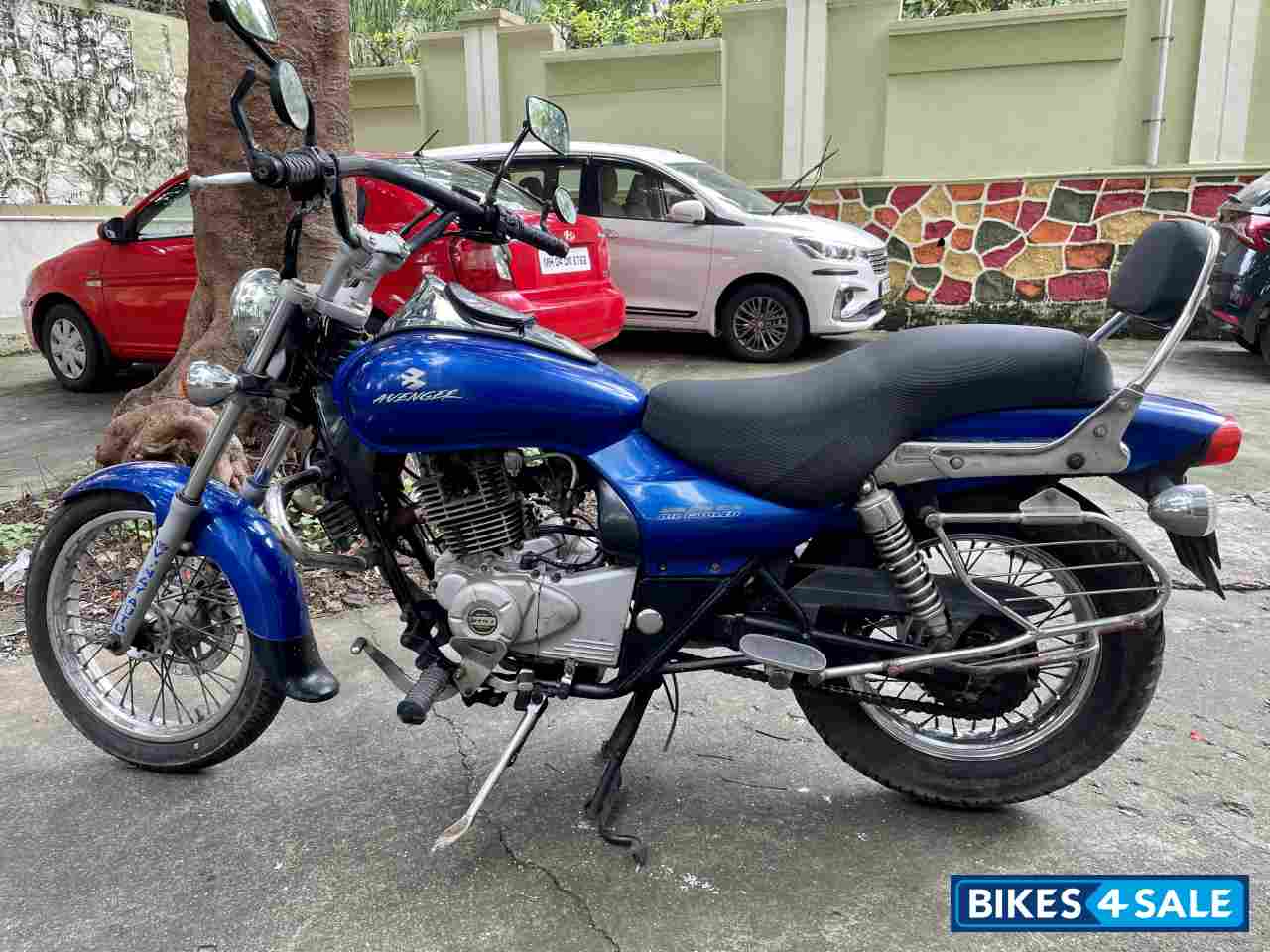 Blue Bajaj Avenger 220 DTS-i Blue Bajaj Avenger 220 DTS-i