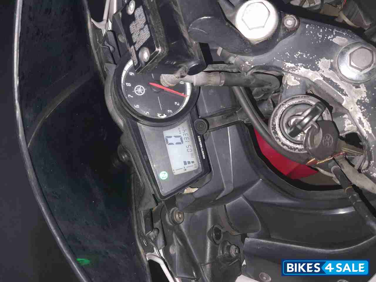 White Yamaha YZF R15 V2