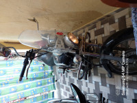 Black Bajaj Avenger Cruise 220