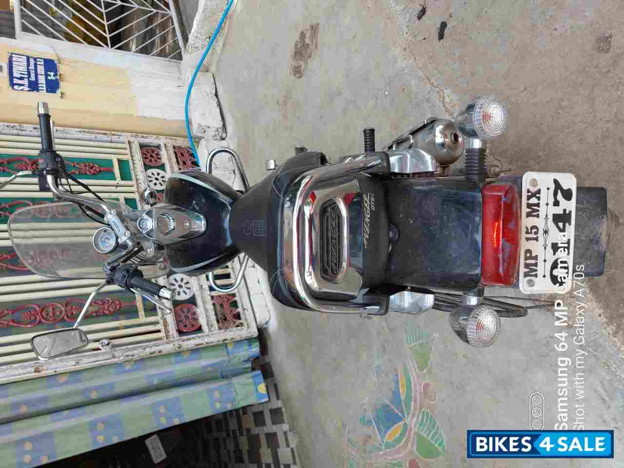 Black Bajaj Avenger Cruise 220