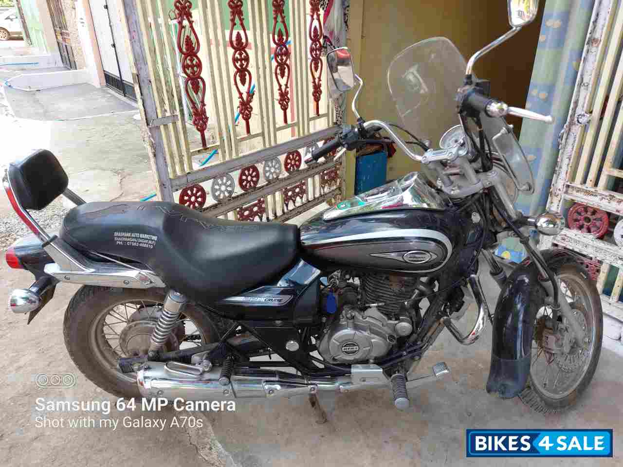 Black Bajaj Avenger Cruise 220