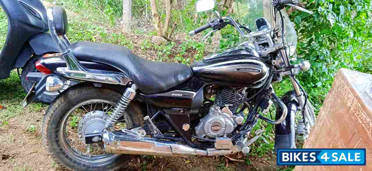 Aurburn Black Bajaj Avenger 220 DTS-i
