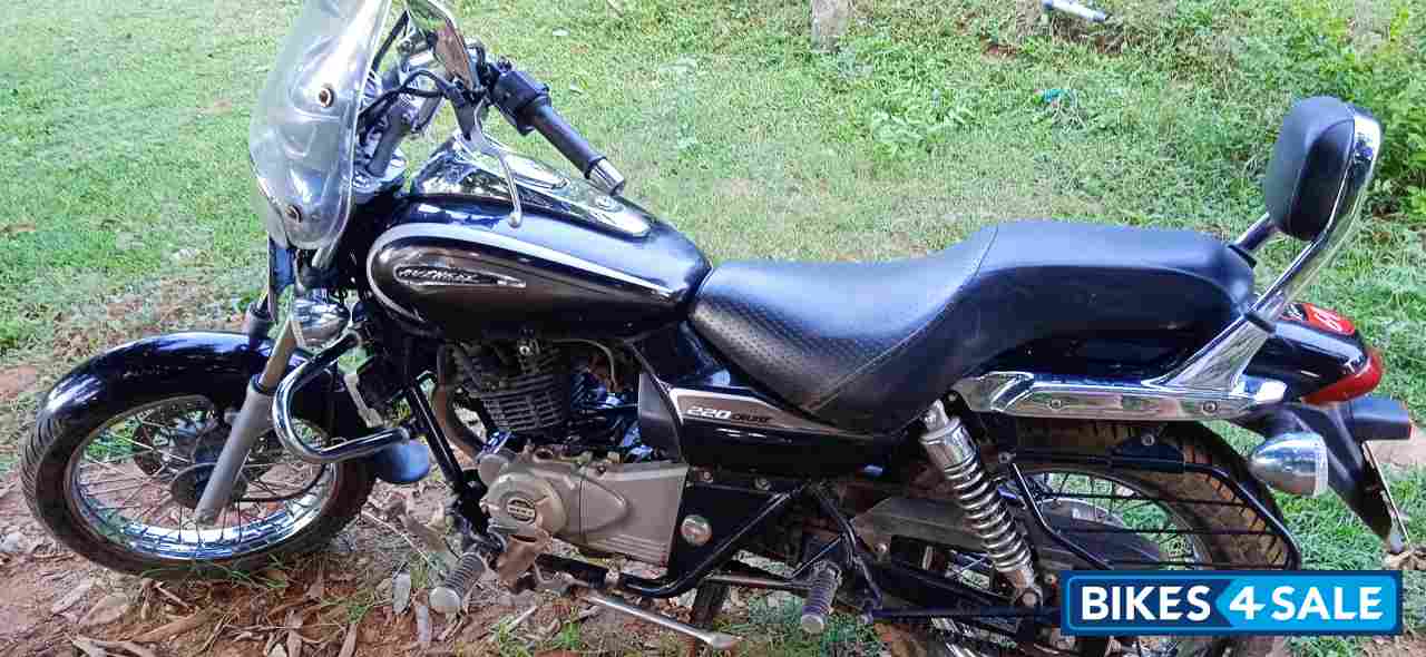 Aurburn Black Bajaj Avenger 220 DTS-i