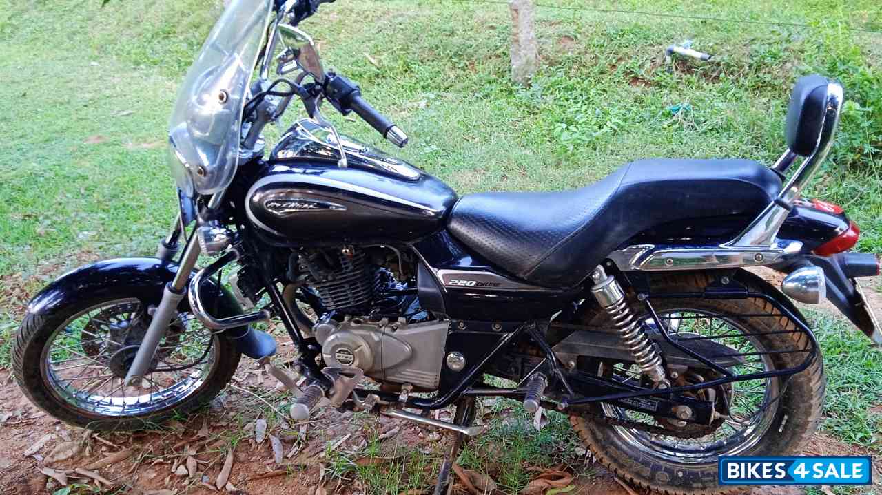 Aurburn Black Bajaj Avenger 220 DTS-i