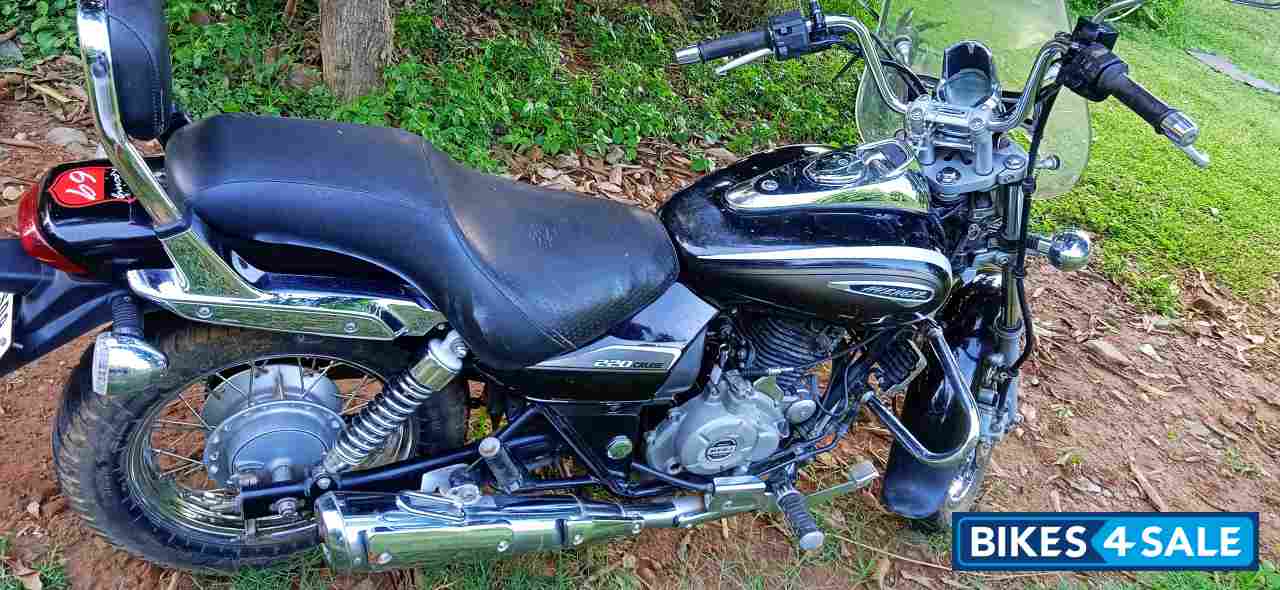 Aurburn Black Bajaj Avenger 220 DTS-i