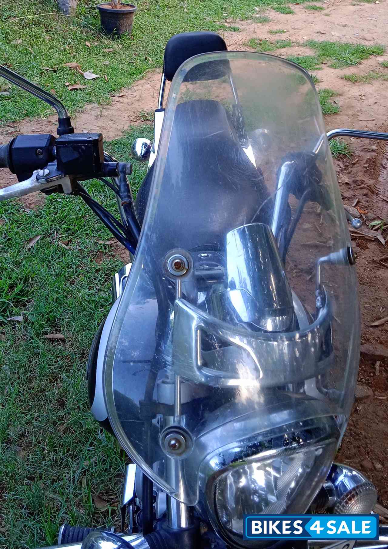 Aurburn Black Bajaj Avenger 220 DTS-i