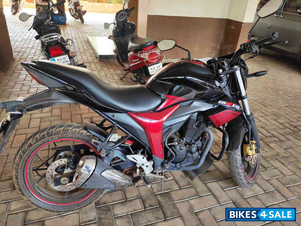 Black & Red Suzuki Gixxer 150