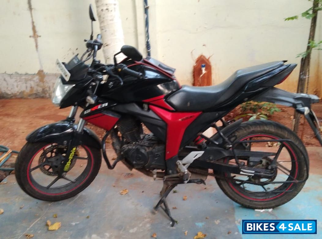 Black Red Suzuki Gixxer 150