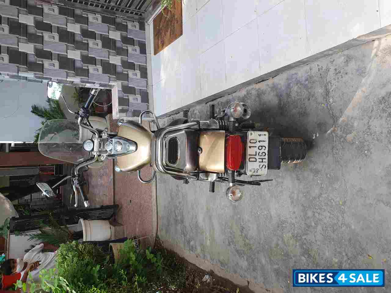 Golden Bajaj Avenger Cruise 220