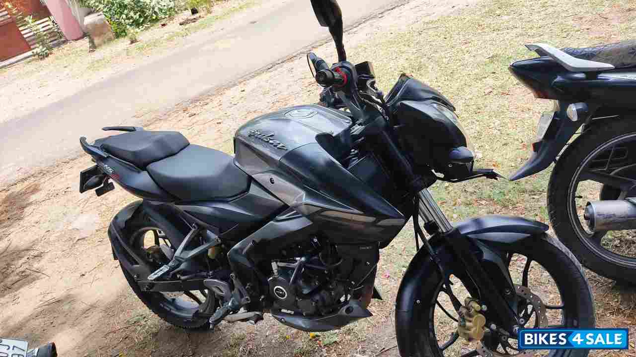 Glossy Grey Bajaj Pulsar NS 160 BS6