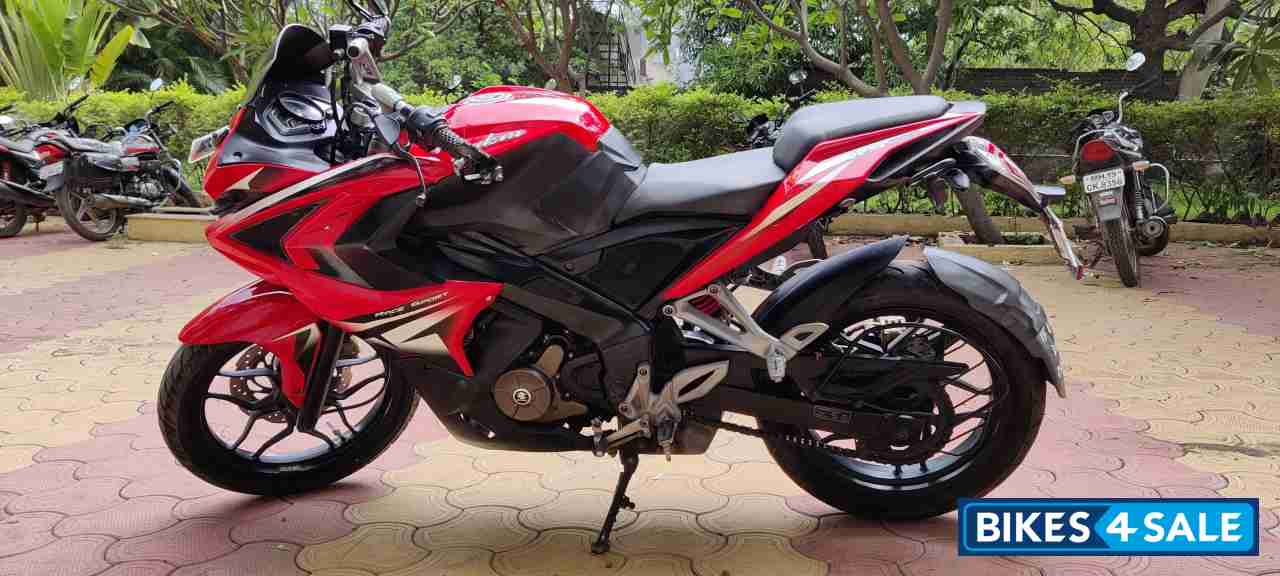 Red Bajaj Pulsar RS 200